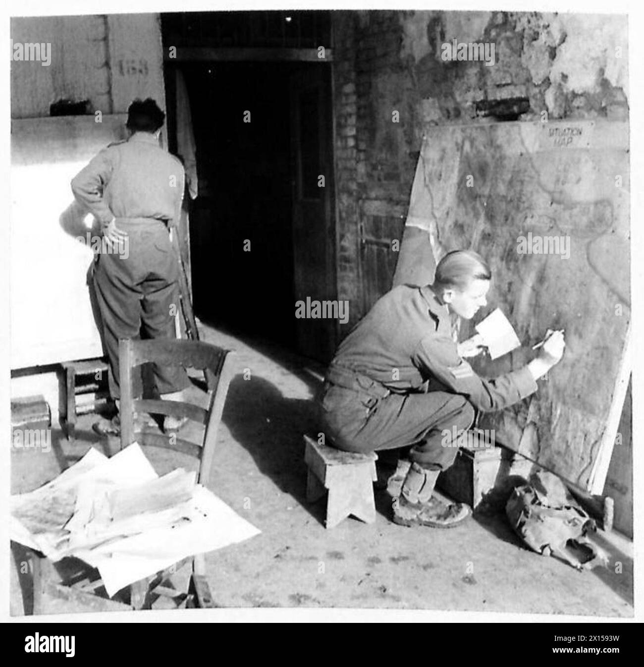 ITALIEN: 8. ARMEE-FRONT-GEHEIMDIENST IM FELD - Sgt. Lay of Plumstead, London, vom 2. Wiltshire-Regiment, der der "I"-Sergeant ist, markiert neue Positionen auf seiner Karte British Army Stockfoto