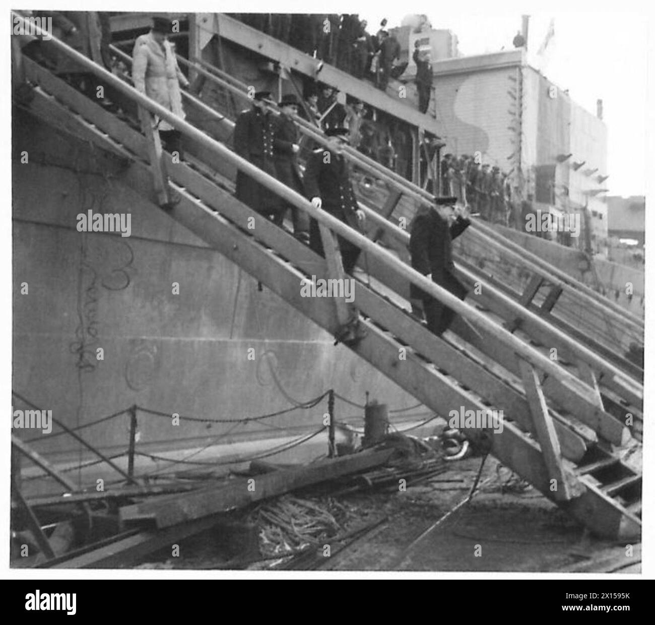Premierminister Winston Churchill geht von einem Schiff aus, das er in Portsmouth, British Army, inspiziert hat. Stockfoto