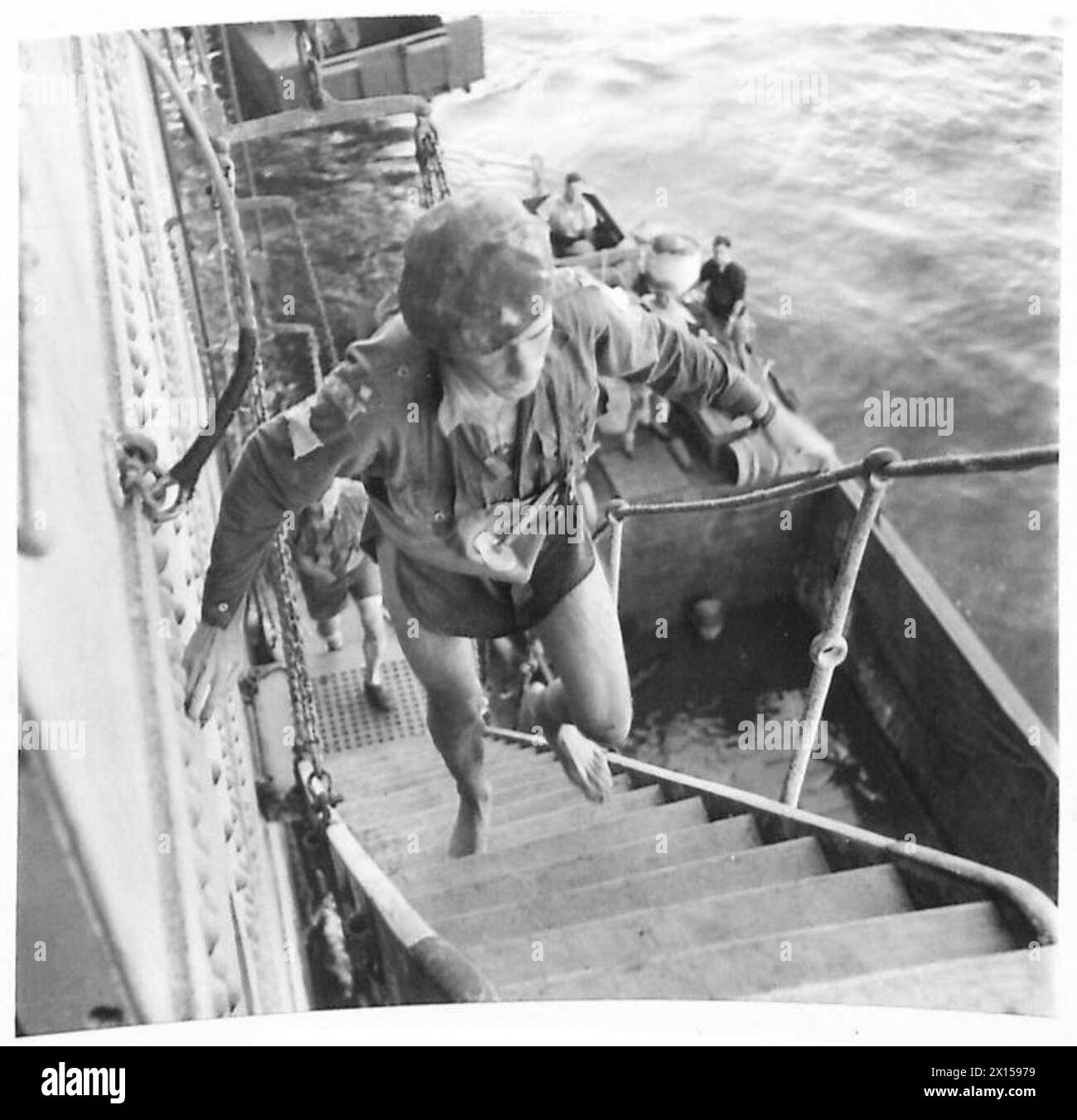 INVASION VON SICILLY - Eine Gruppe der 38. Segelflieger wurde von ihrem Kurs weggesprengt und landete im Meer. Sie wurden gerettet, nachdem sie sieben Stunden über Wasser waren. Auf diesem Bild kommt einer ihrer Kollegen von einem Landungsboot der britischen Armee an Bord Stockfoto