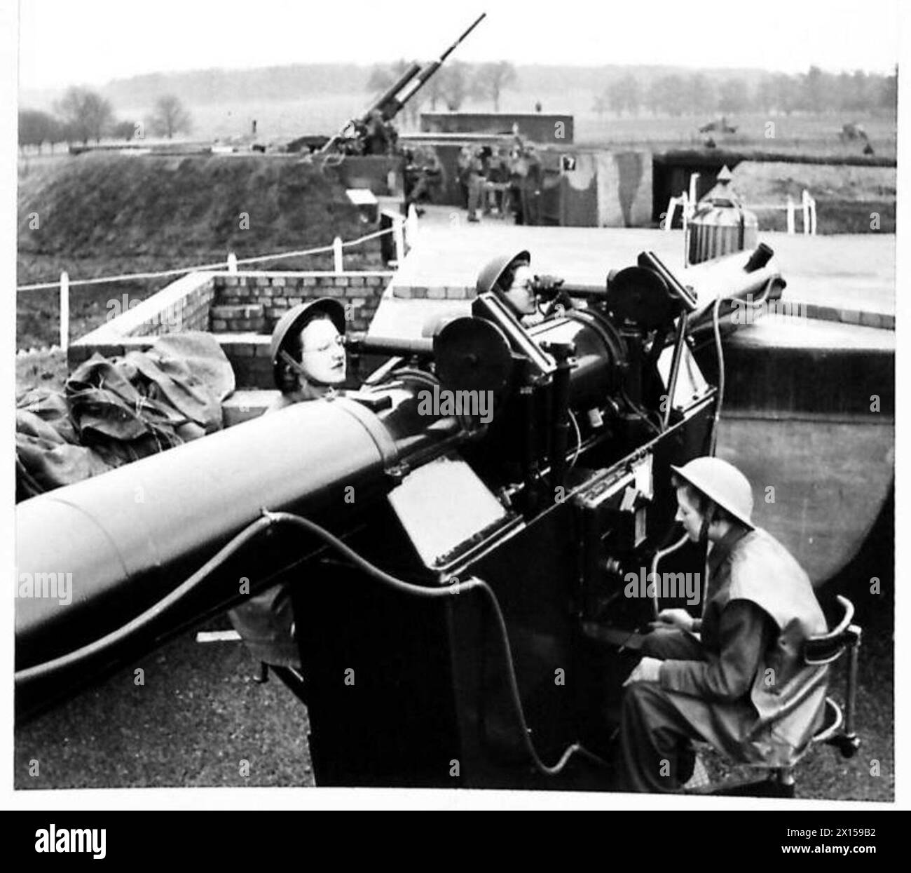 GENERAL'S TOCHTER IST ATS 'GUNNER GIRL' - PTE. Mary Whitaker (links) trainiert auf Höhe und Entfernungsmesser British Army Stockfoto