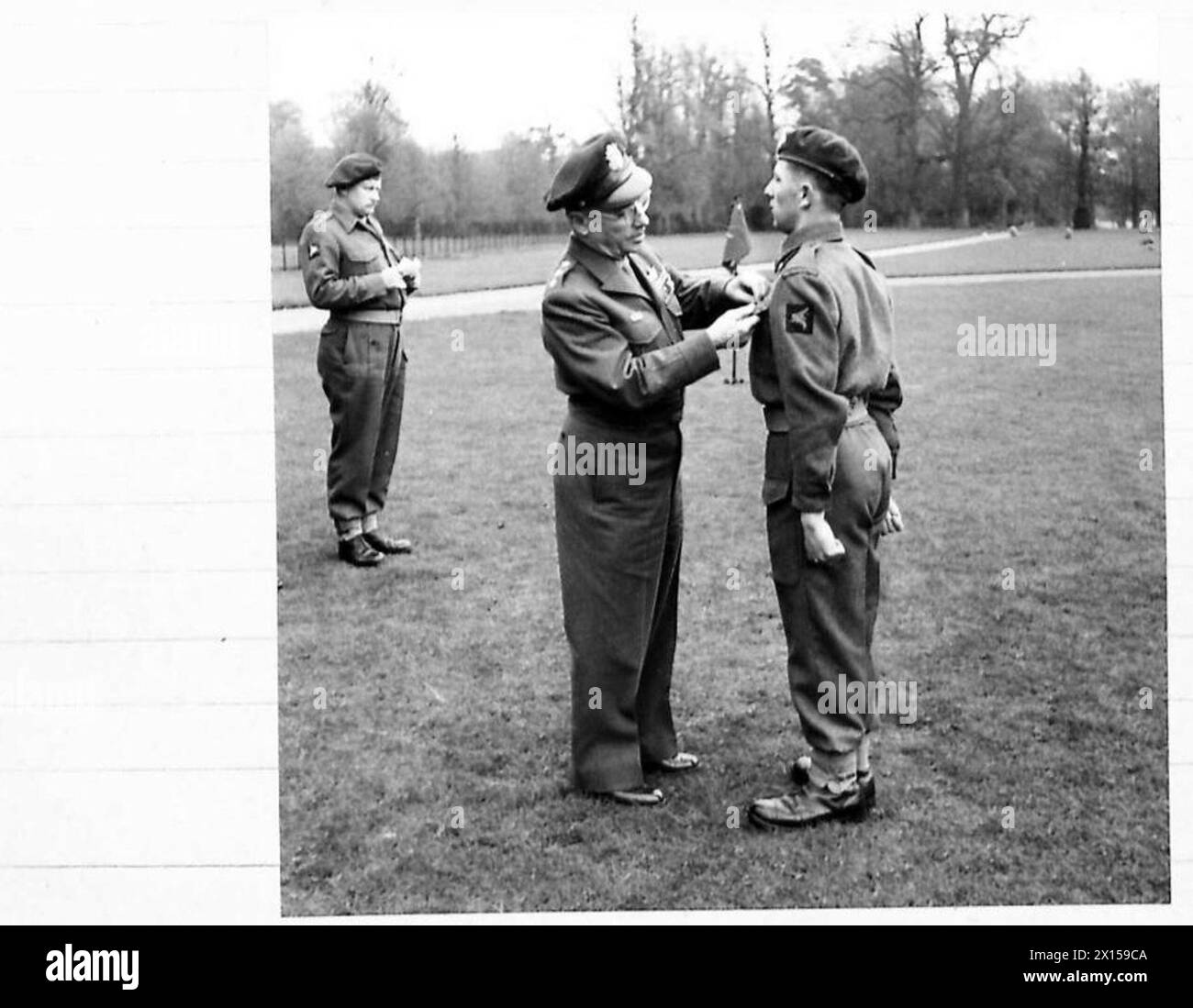 EINSETZUNG DURCH GENERALLEUTNANT L.H. BRERETON - Trooper F.Mann, Recce Squadron, Empfang der D.S.C. vom General Stockfoto