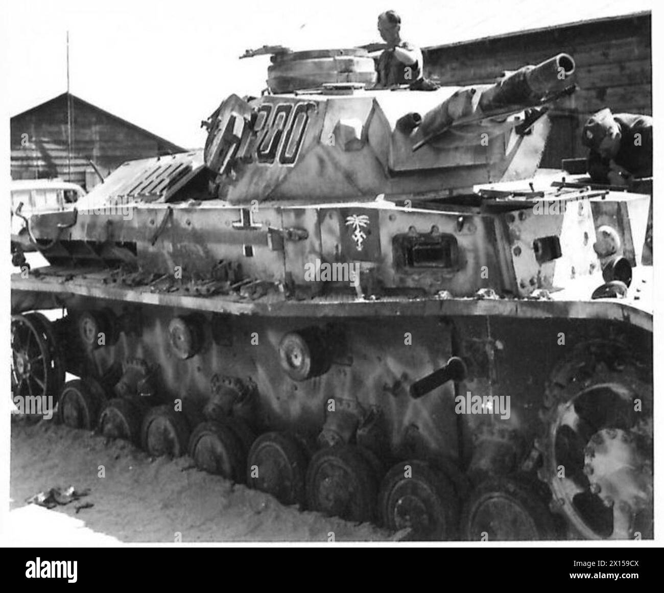 Ein deutscher Mark IV Panzer wird von britischen Truppen in der Westwüste gefangen genommen. Stockfoto