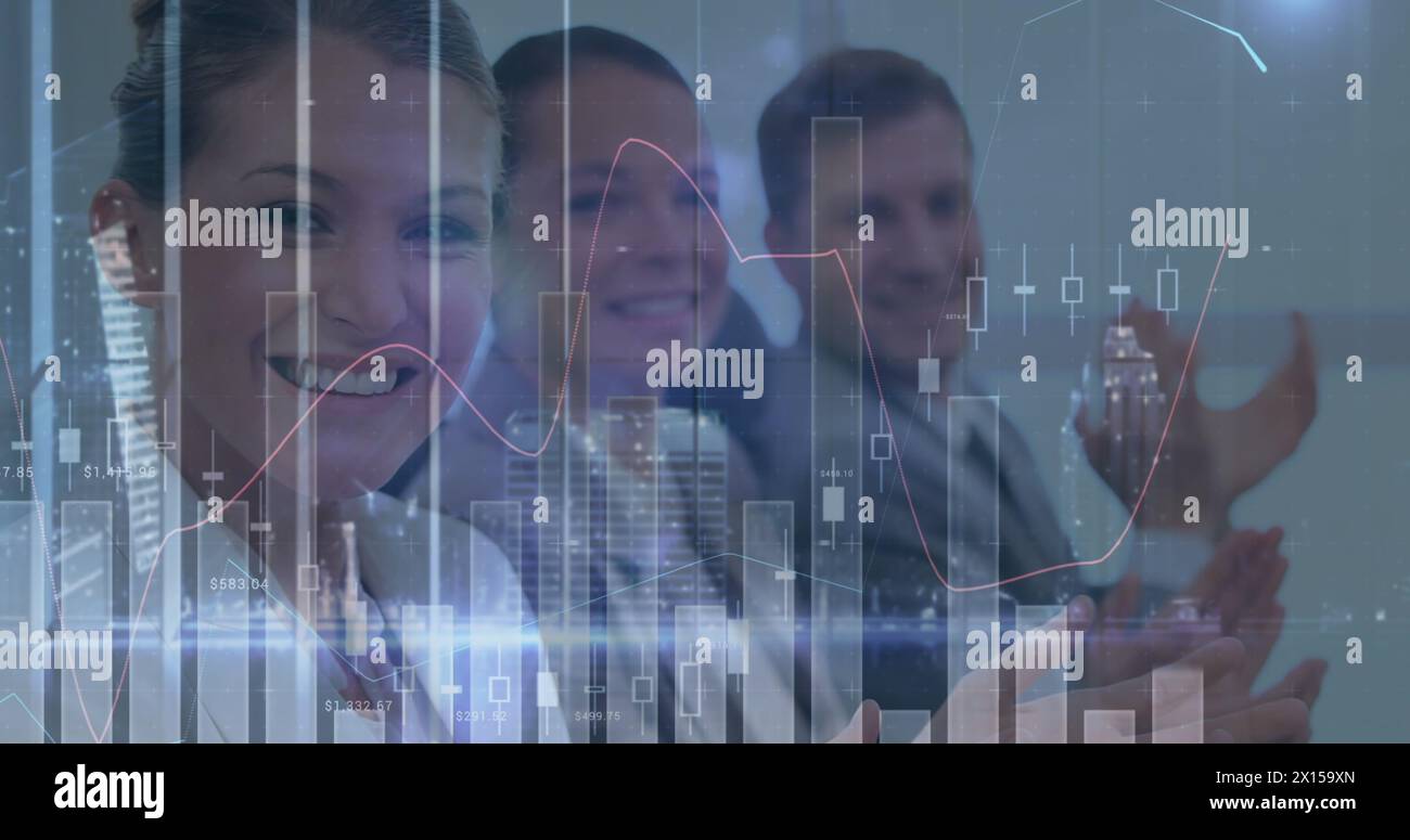 Bild von Statistiken und Verarbeitung von Finanzdaten über verschiedene Geschäftsleute Stockfoto