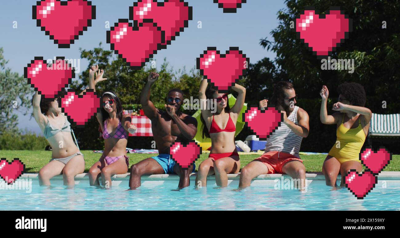 Das Bild von Herzen über glückliche, vielfältige Freunde auf der Poolparty Stockfoto