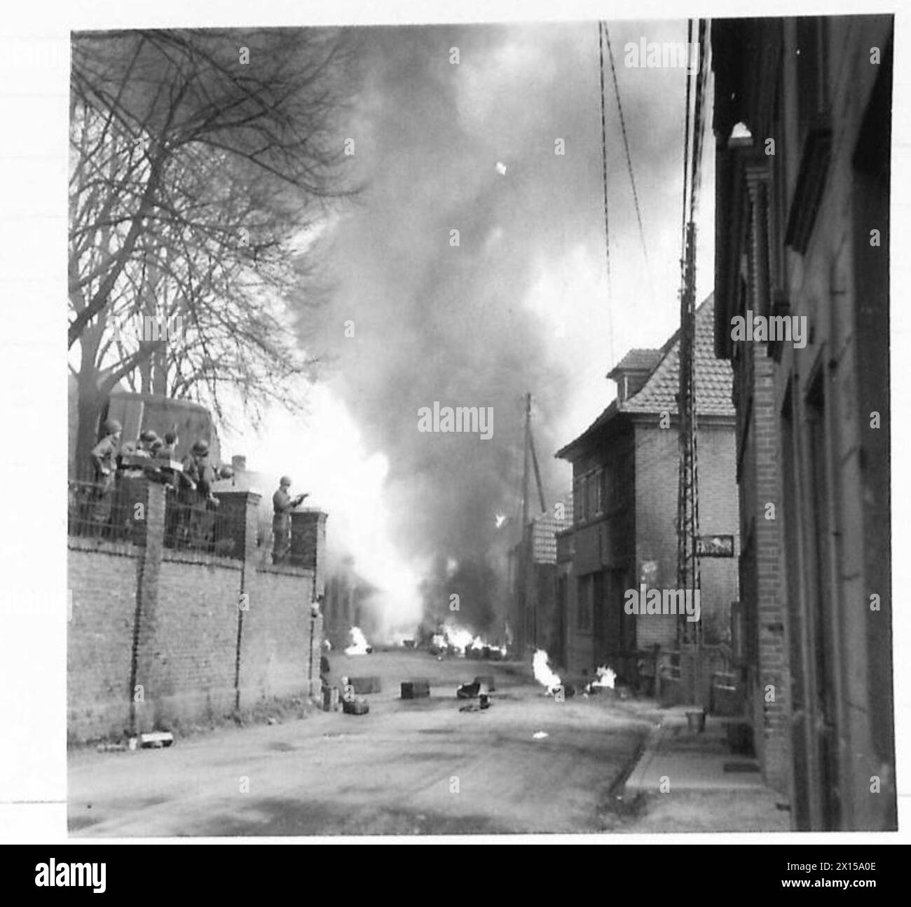 Eine Benzin- und Munitionsdeponie in Nieukerk wurde bei militärischen Operationen der 21. Armee-Gruppe der britischen Armee in Brand gesetzt, die nach Deutschland vorrückte. Stockfoto