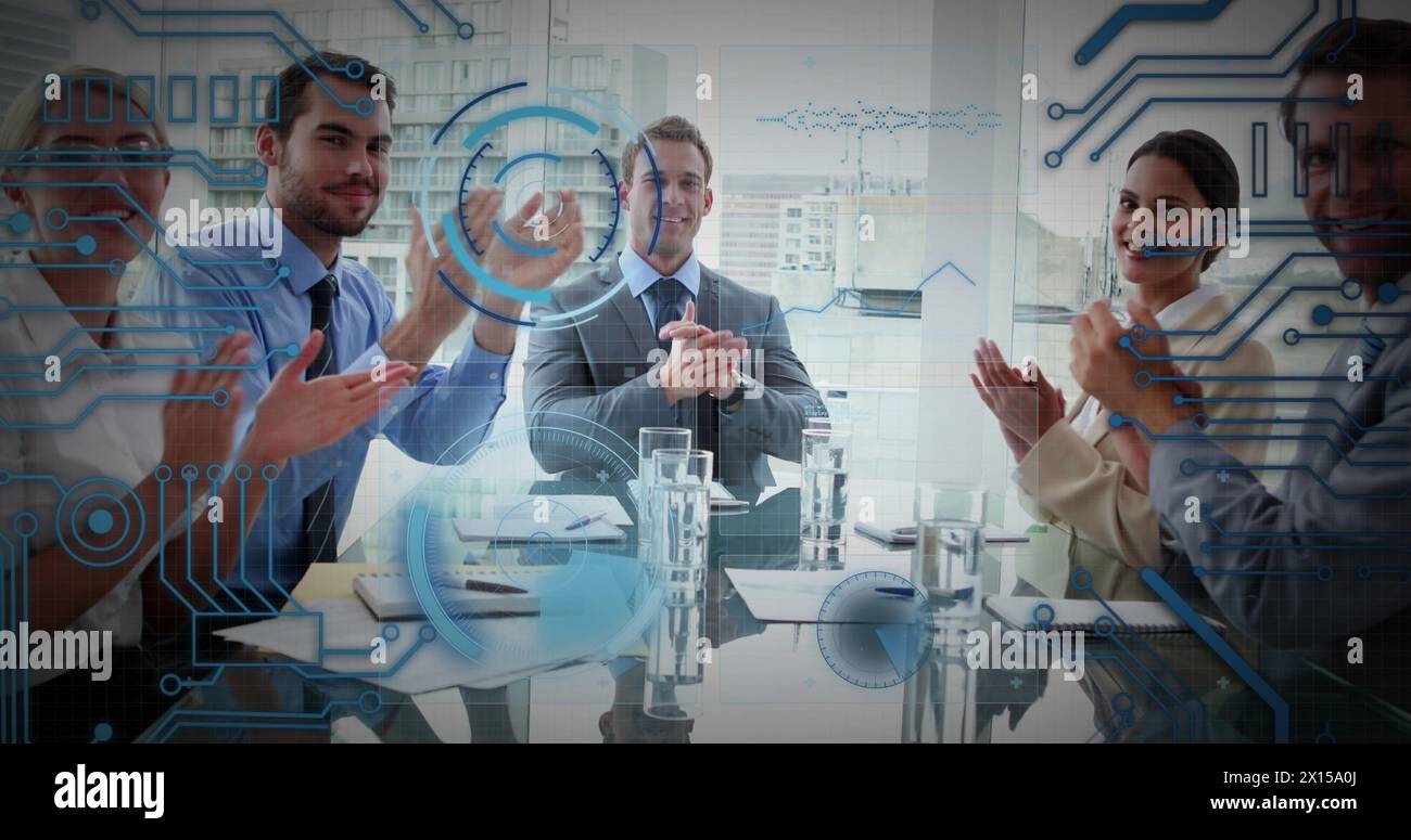 Bild einer integrierten Schaltung über verschiedene Geschäftsleute, die im Büro die Hände klatschen Stockfoto