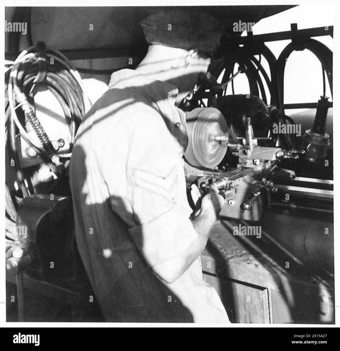 BRITISCHE EXPEDITIONSTRUPPE ZUR BEKÄMPFUNG VON HEUSCHRECKEN IM NAHEN OSTEN - Betrieb einer Drehmaschine in der mobilen Werkstatt ist CPL. Highstead of Manor Park, London United Nations Organisation [UNO] Stockfoto