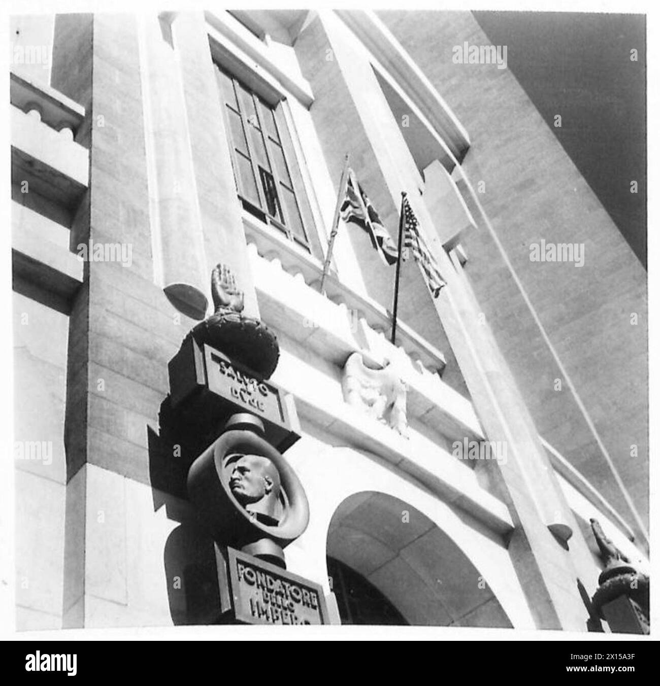 Während der Invasion Italiens besetzte die Airborne Division Tarent; die Union Jack und Stars and Stripes fliegen aus einem ehemaligen faschistischen Hauptquartier Stockfoto
