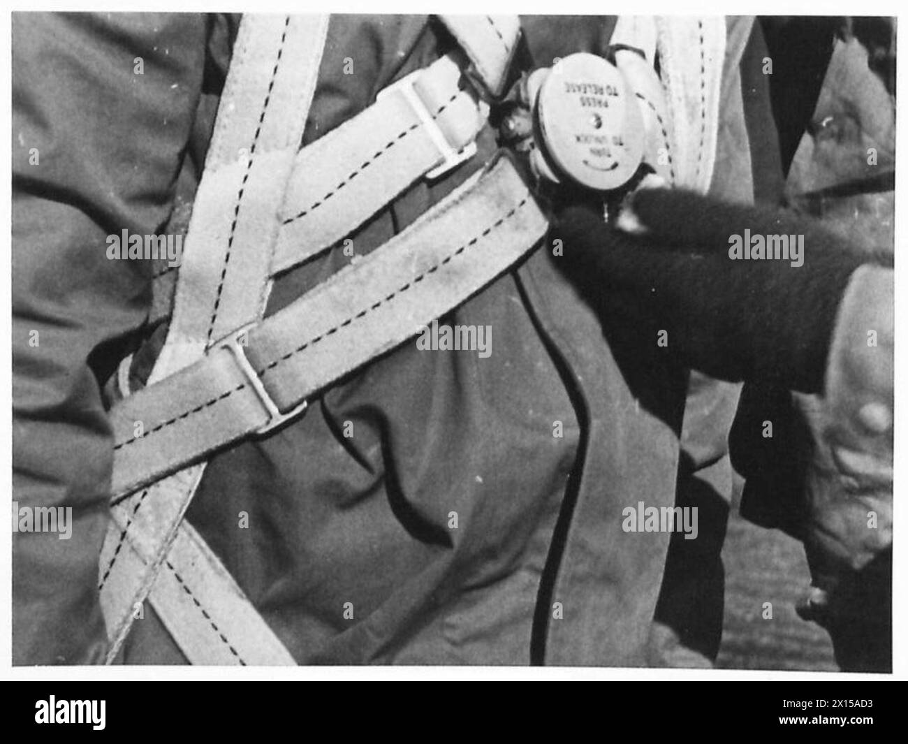 Fallschirmtruppen üben, ihre Gurte sofort freizugeben, wenn sie den Boden mit einem Trainingsgerät erreichen. Stockfoto