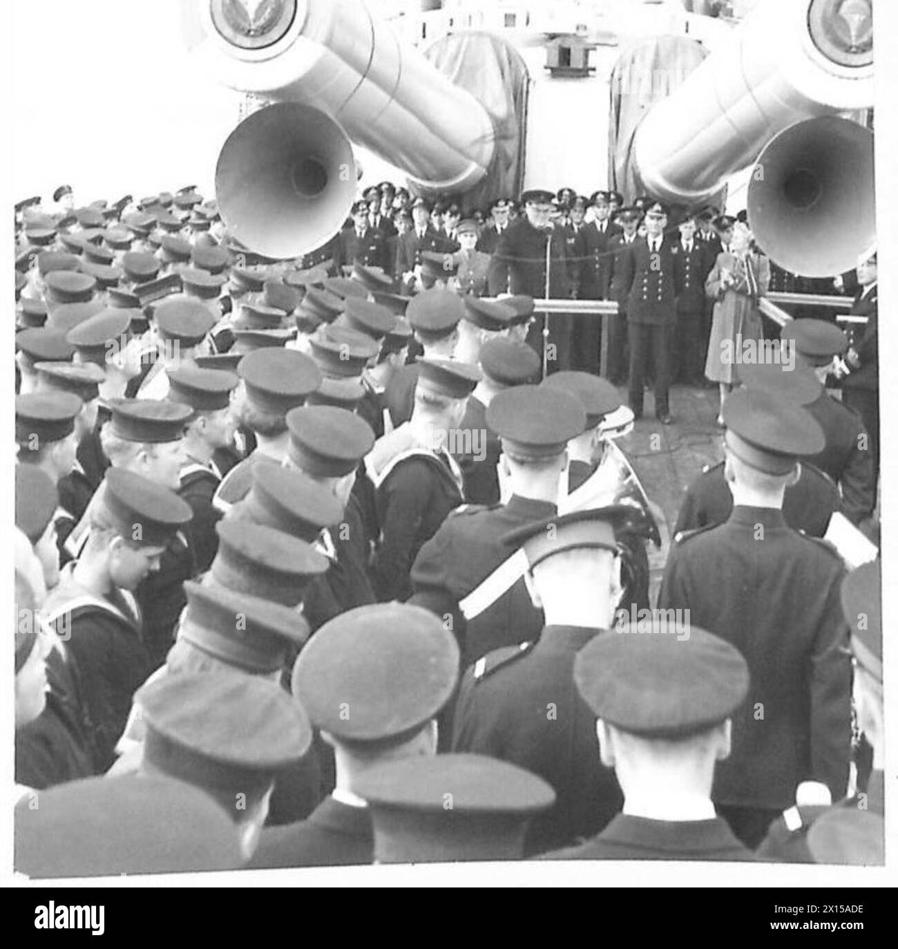 Herr Winston Churchill sprach am Ende der Atlantiküberquerung auf dem Quartier-Deck, gefolgt von einem kurzen Dienst, der das Militärprotokoll und die zeremonielle Pflicht vorstellte. Stockfoto