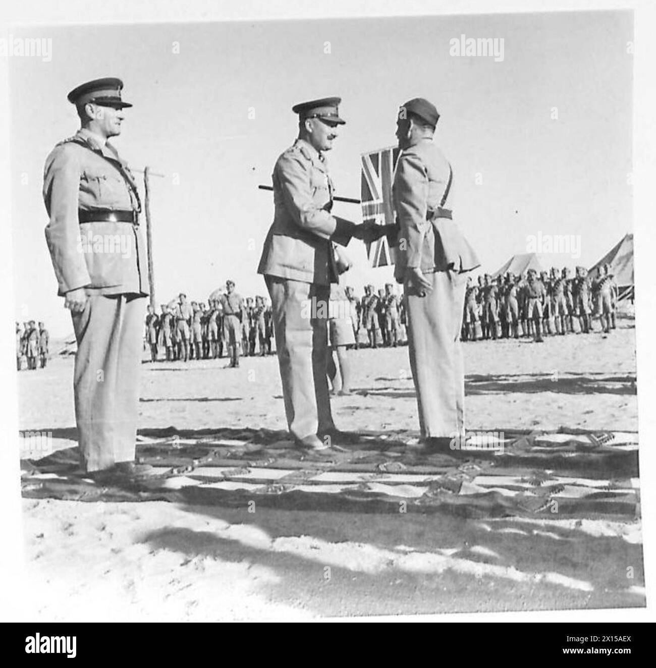 General Józef Zając, Kommandeur der polnischen Armee im Nahen Osten, überreicht die Virtuti-Militari-Medaille an General Neil Methuen Ritchie, CO der 8. Armee, mit General Claude Auchinleck in der Nähe von Kairo, Ägypten (1942–1943). Stockfoto