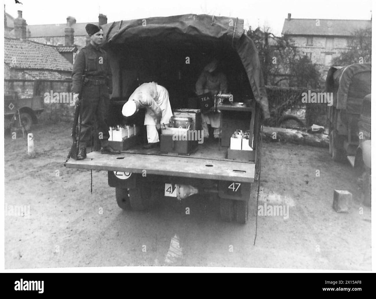 Unter Bäumen befindet sich ein mobiles Kartenherstellungsgerät mit Tarnnetz, das während des Betriebs über Lastwagen platziert werden kann, um sie zu verbergen. Stockfoto