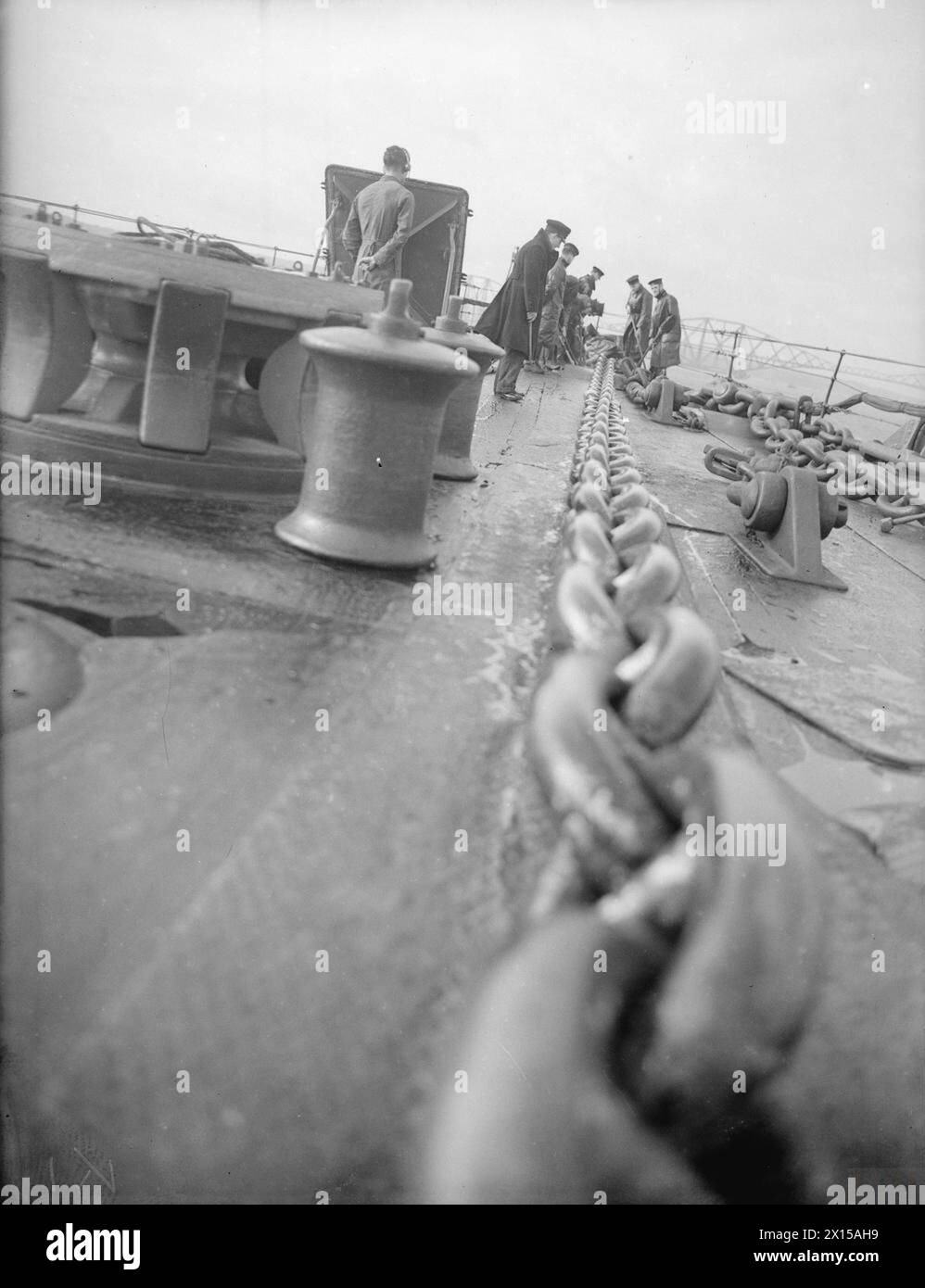 Im Oktober 1940 wurde an Bord des Schlachtschiffs HMS Rodney der Anker gewogen, während das Kabel gereinigt und auf Schwächen getestet wurde. Stockfoto