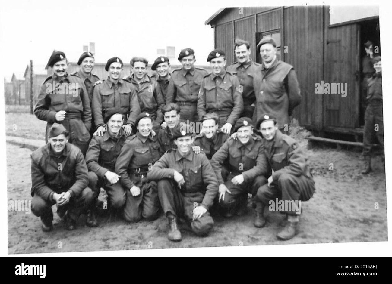 Britische Truppen der 7. Und 11. Panzerdivision sichern ein Polizeigefangenenlager und ein politisches Gefangenenlager bei Sandbostel, British Army, 21st Army Group. Stockfoto