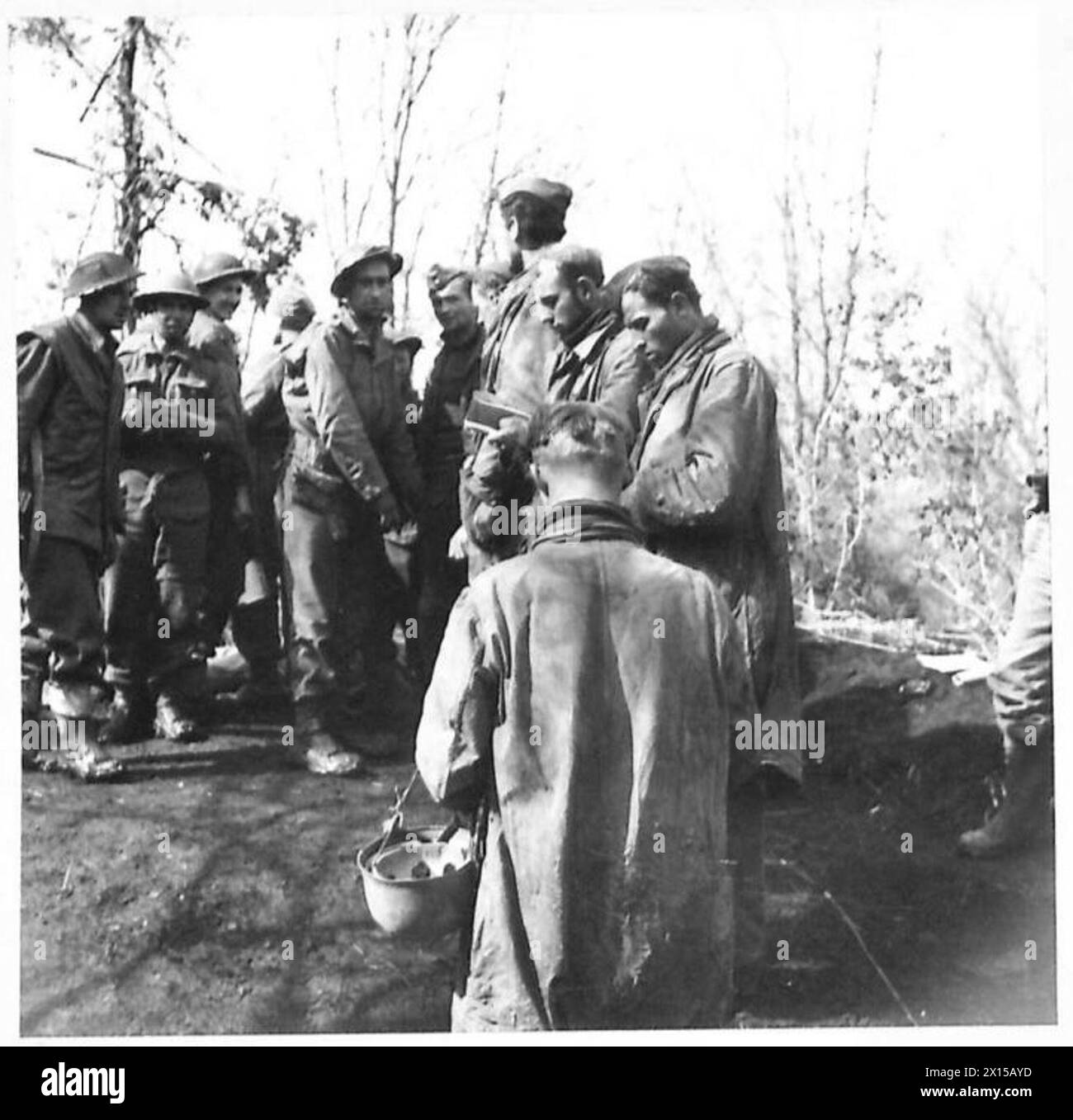 Am Anzio-Brückenkopf in Italien durchsucht die britische Royal Fusiliers I Sektion Gefangene eines deutschen Fallschirmregiments nach Dokumenten während der Operationen des Zweiten Weltkriegs. Stockfoto