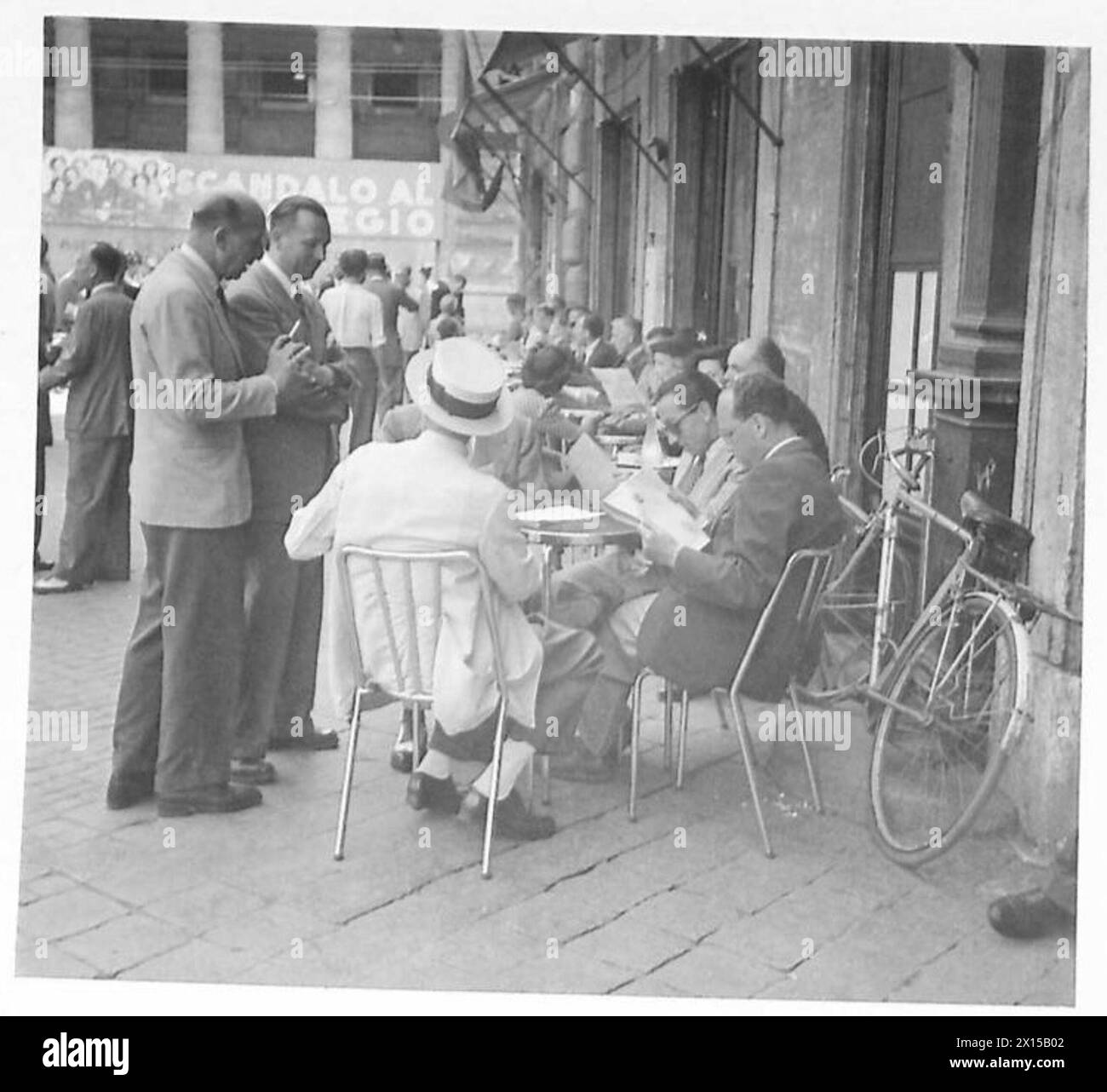 DIE BRITISCHE ARMEE IN NORDAFRIKA, SIZILIEN, ITALIEN, DEM BALKAN UND ÖSTERREICH 1942-1946 - der russische Vormarsch wird bei dieser Rundtischkonferenz in einem Freiluftcafé direkt an der Hauptstraße der britischen Armee eifrig diskutiert Stockfoto