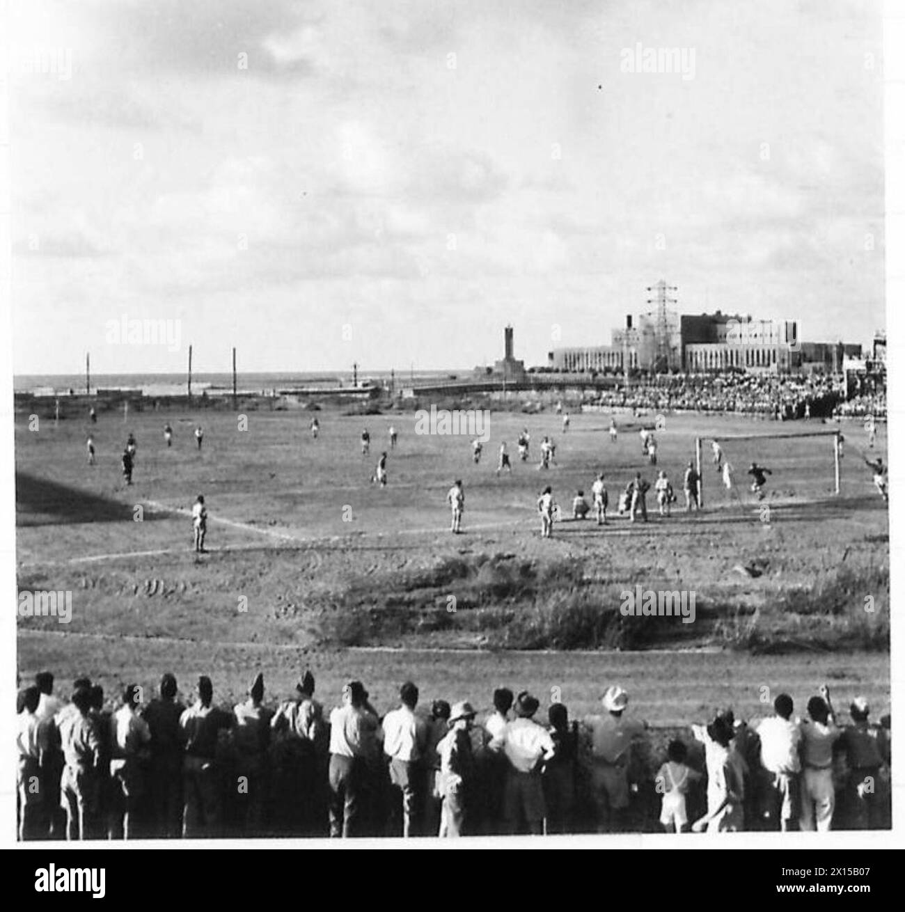 1942-1943 fand im Stadion Tel Aviv ein Freundschaftsspiel zwischen der polnischen Armee im Nahen Osten und ganz Palästina statt, bei dem zahlreiche Zivilisten und Militärangehörige anwesend waren, was zu einem Unentschieden von 1-1 führte. Stockfoto