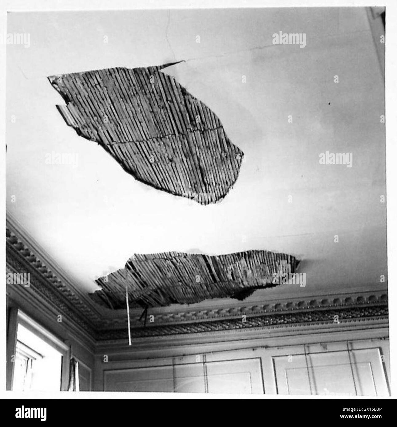 NO.10 DOWNING STREET BESCHÄDIGT WÄHREND DES RAID - beschädigte Decke im Salon der Britischen Armee Stockfoto