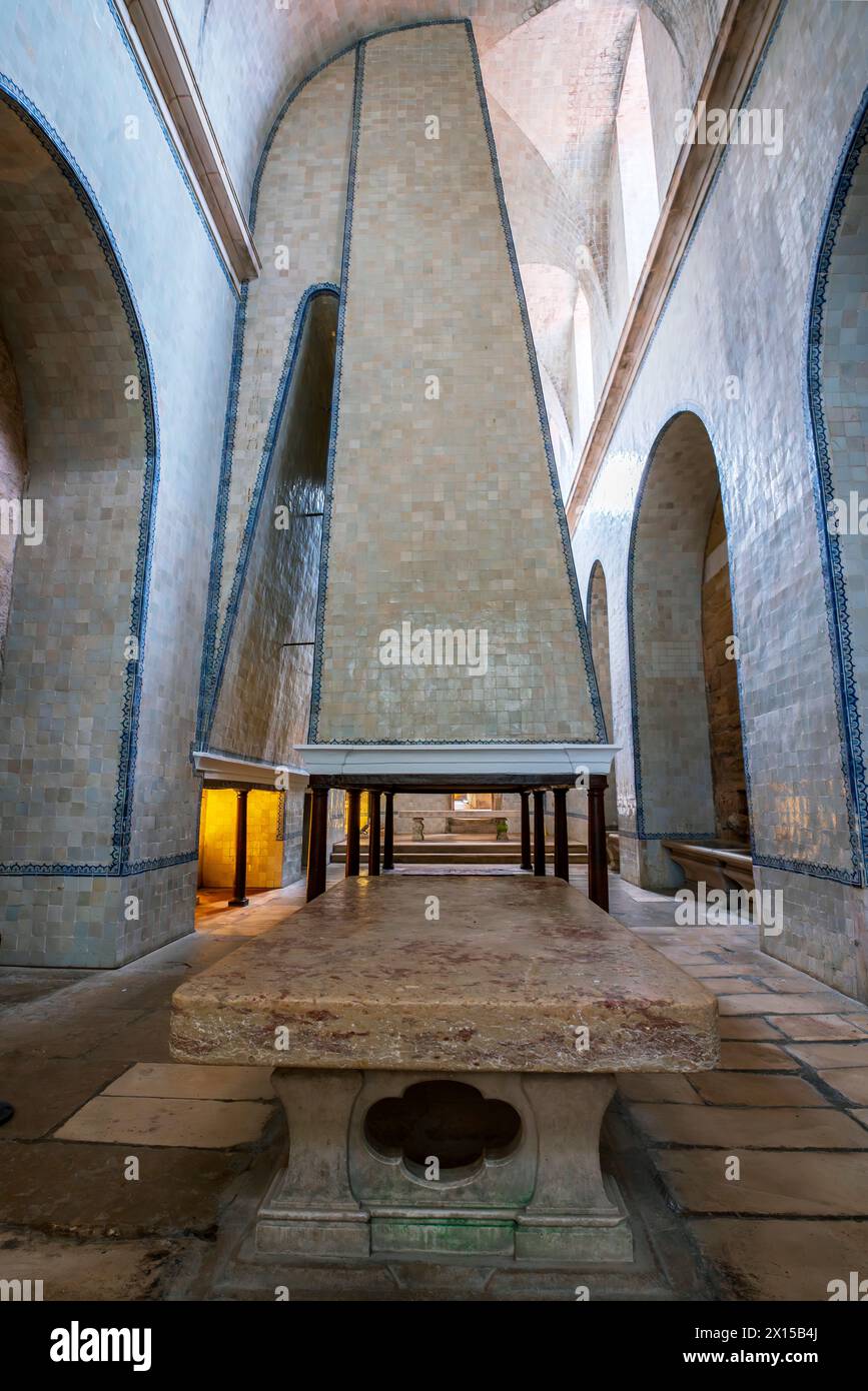 Die Küche des Klosters und der riesige Kamin. Das Kloster Alcobaca (Mosteiro de Alcobaca) oder das Kloster Alcobasa ist ein katholischer Klosterkomplex Stockfoto