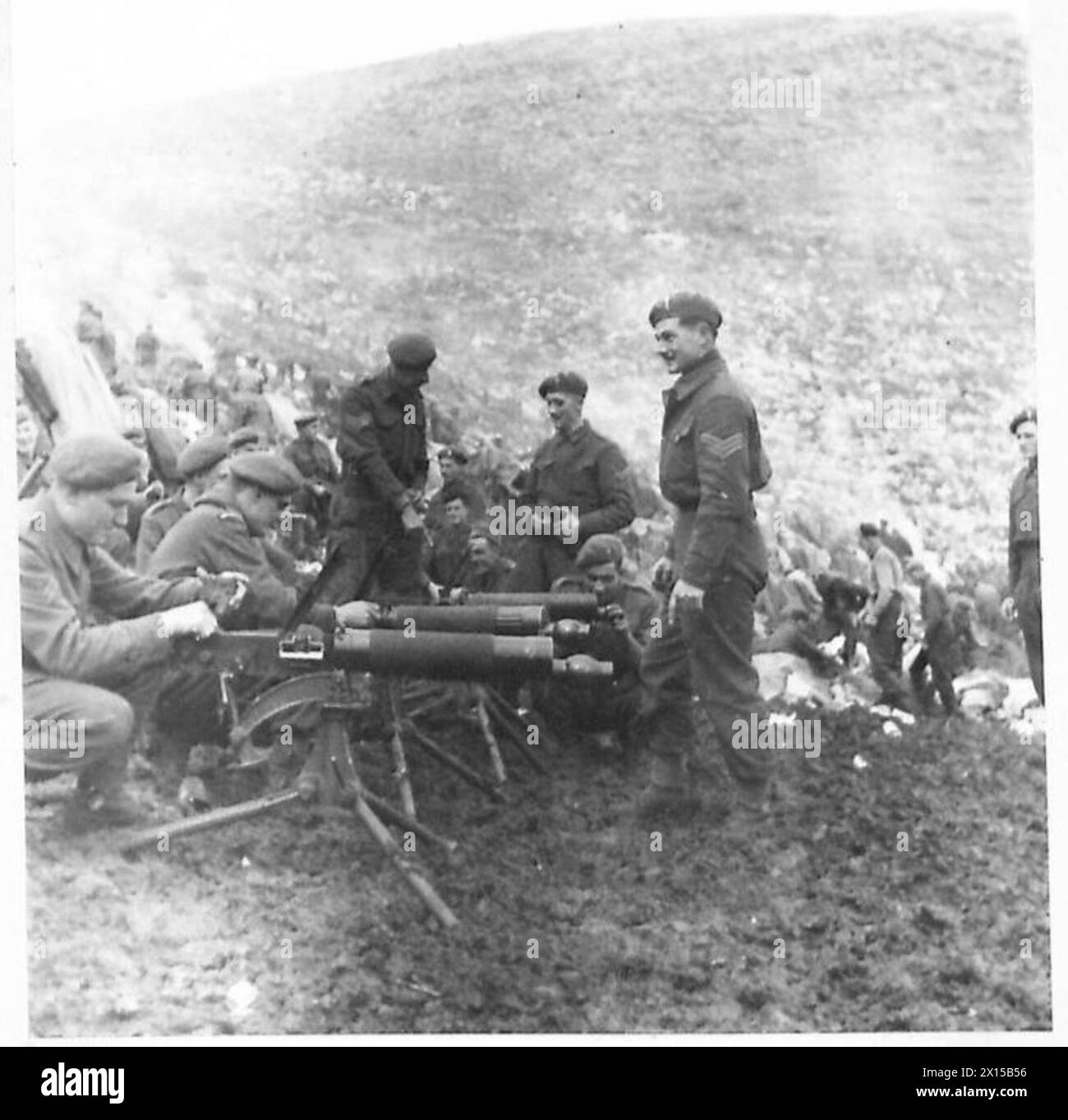 ITALIEN: 5. ARMEE (VERSCHIEDENE) - Männer der 3. BN. Walisische Garde, 1. BTN. Die 6. Panzerdivision putzt ihre Vickers-Maschinengewehre, bevor sie die britische Armee verlassen Stockfoto