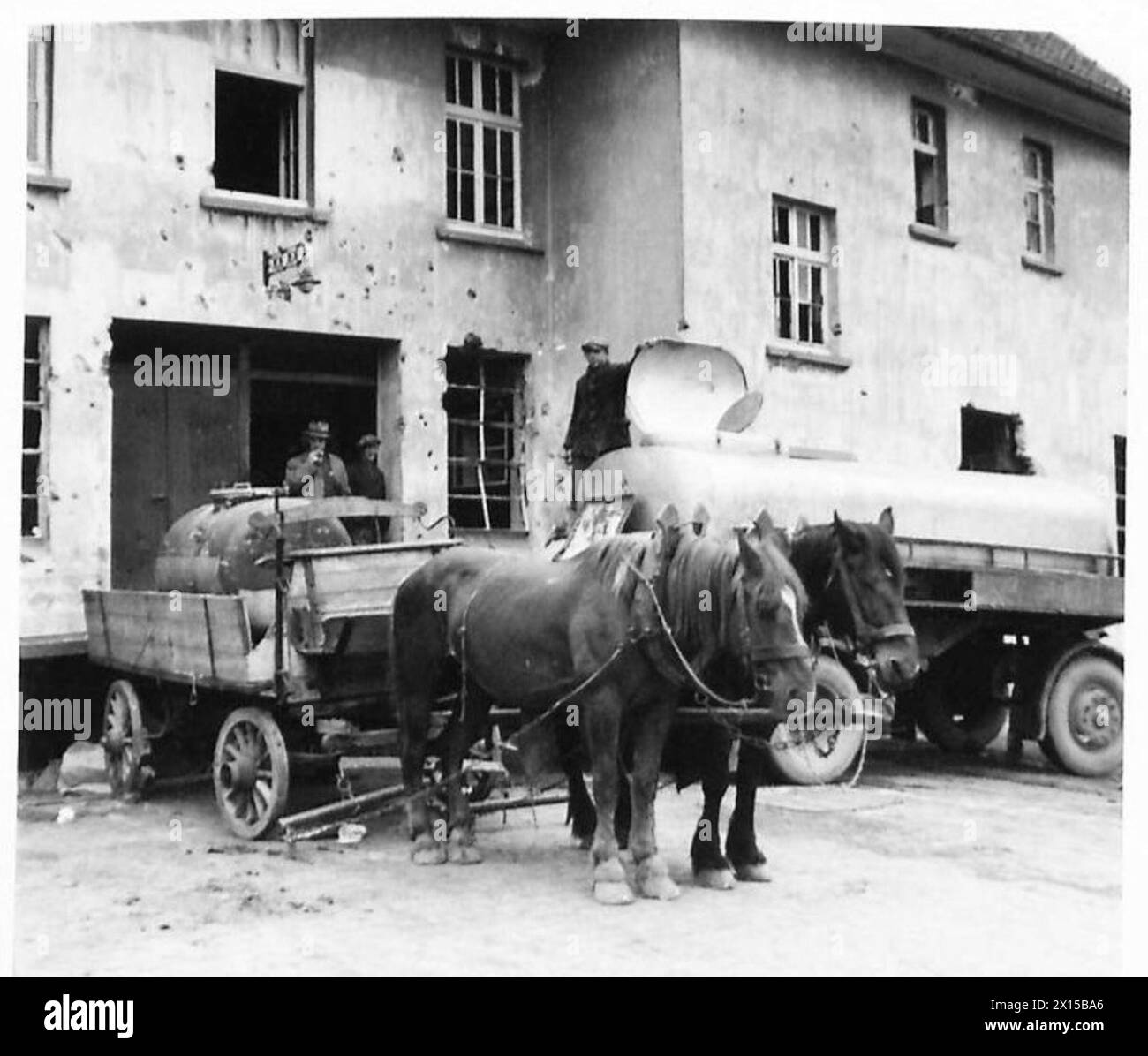 Die Milch wird im Rahmen der Nachkriegsrestaurierungsbemühungen der britischen Armee 21st Army Group an eine Fabrik in einem Rheingebiet geliefert. Stockfoto