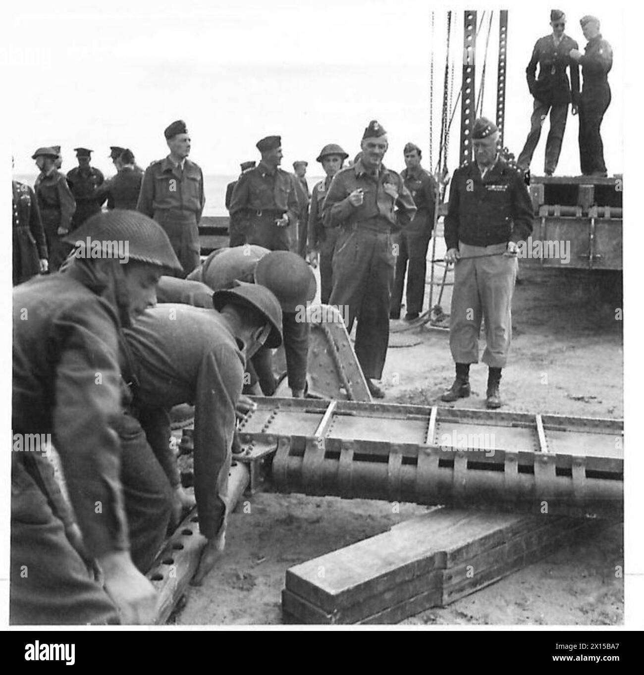 DIE POLNISCHE ARMEE IM NAHEN OSTEN, 1942-1943 – General George Patton, begleitet von General Władysław anders, beobachtete Truppen einer Ingenieureinheit des 2. Polnischen Korps beim Zusammenbau einer Brücke. Foto, aufgenommen während General Pattons offiziellem Besuch beim 2. Polnischen Korps in Qassasin in Ägypten polnische Armee, amerikanische Armee, polnische Streitkräfte im Westen, polnisches Korps, II., US-Streitkräfte, 7. Armee, Patton, George Smith Stockfoto