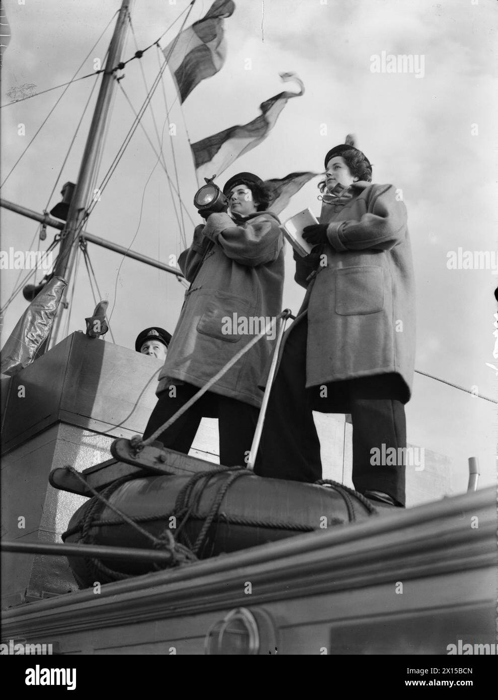 WREN SIGNALWOMEN AUF SEE FÜR SIGNALERFAHRUNG. 9. MÄRZ 1943, GREENOCK. - Zwei Wren Signalwomen an Bord des HM-Schiffes, komplett mit Bell Bottom Hosen Stockfoto