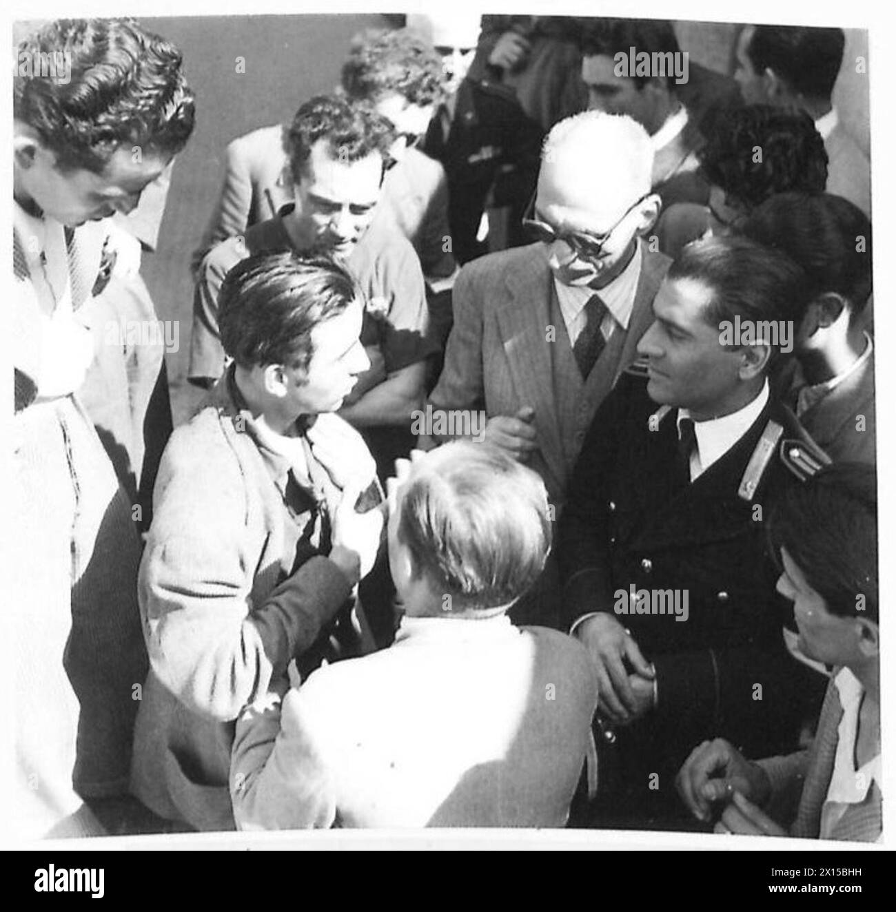 Piero Negreni, ein italienischer Faschist, der als Axis-Agent fungiert und sich als britischer Offizier ausgibt, wurde von den Carabinieri verhaftet. Stockfoto