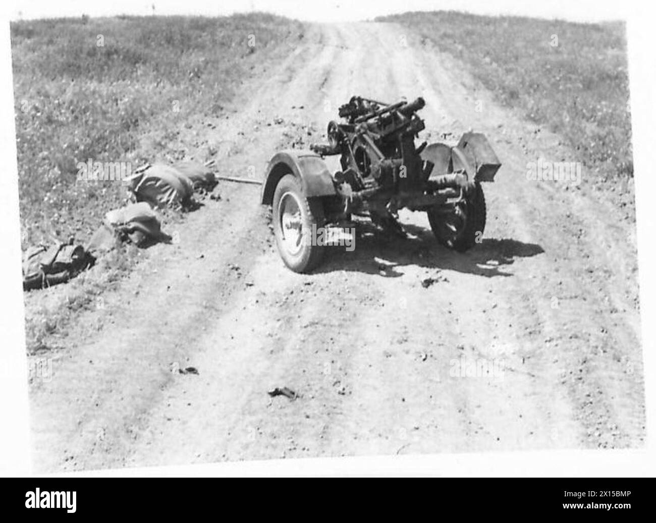 AUF DER STRASSE NACH TUNIS - zwei verlassene deutsche Mörser auf mobilen Befestigungen in der Nähe von Massicault British Army Stockfoto