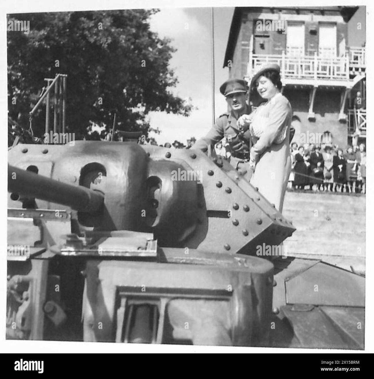 DIE KÖNIGIN INSPIZIERT die BUCHTEN DER KÖNIGIN - die Königin und der Lieut-Colonel inspizieren den britischen Panzer „Crusader“ Mk.VI Stockfoto