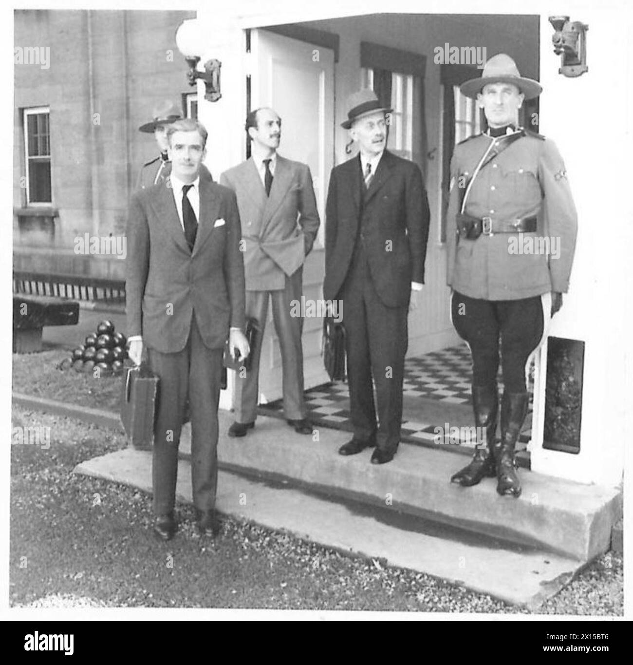 Herr Winston Churchill besucht Quebec mit Herrn Anthony Eden und Sir Alexander Cadagan am Eingang der Zitadelle, nachdem er den Premierminister getroffen hat. Stockfoto