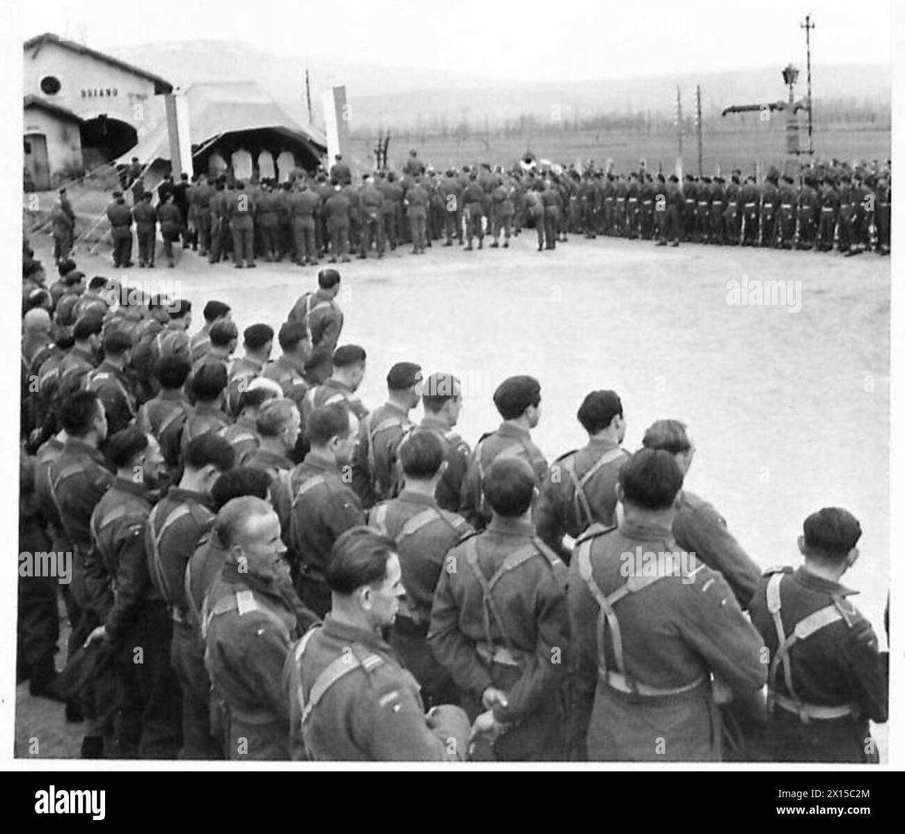 Truppen des 2. Polnischen Korps nehmen am 9. April 1944 während des italienischen Feldzugs im Zweiten Weltkrieg an der Heiligen Messe auf dem Bahnhofsbahnhof von Boiano Teil Stockfoto