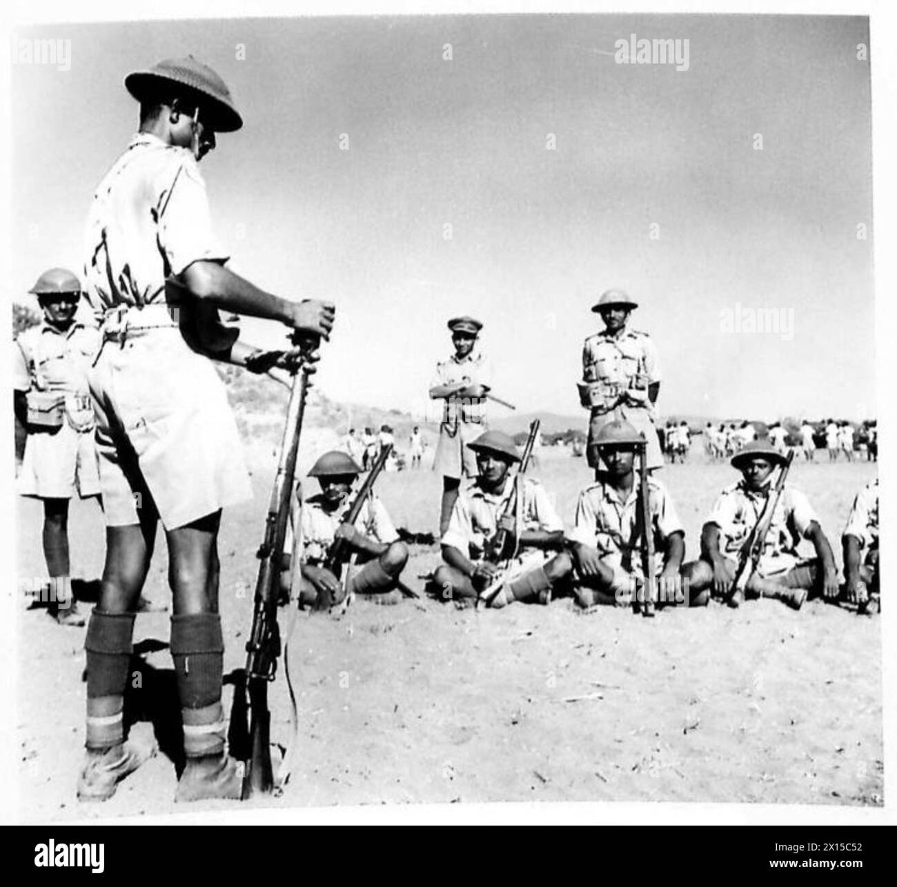 EIN INDISCHES JODHPUR SARDOR-INFANTERIEREGIMENT IN NORDAFRIKA - eine Anweisung in der Gewehrgranate wird einer britischen Armee gegeben Stockfoto