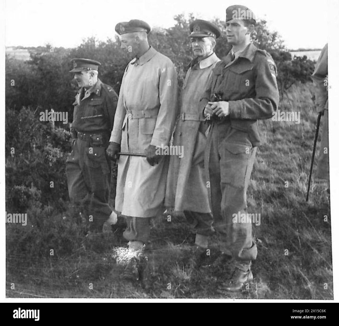 LT. GEN. SIR H.C. LOYD BESUCHT DIE KAMPFSCHULE DER DIVISION - von links nach rechts : Generalmajor A. E. Robinson, DSO., COG 47th Infantry Division; Generalleutnant H.C. Loyd GOC-in-C Southern Command und Oberstleutnant. Maclaurin beobachtet eine Infanterieübung der Britischen Armee Stockfoto