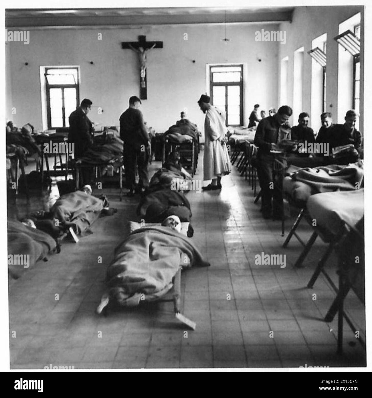 IN NORDAFRIKA ARBEITET eine UNFALLRÄUMSTATION - dieses Krankenhaus hat das Glück, zwei Innenstationen und einige Betten von den Mönchen ausgeliehen zu haben. Eine Szene in einer der Wards der britischen Armee Stockfoto
