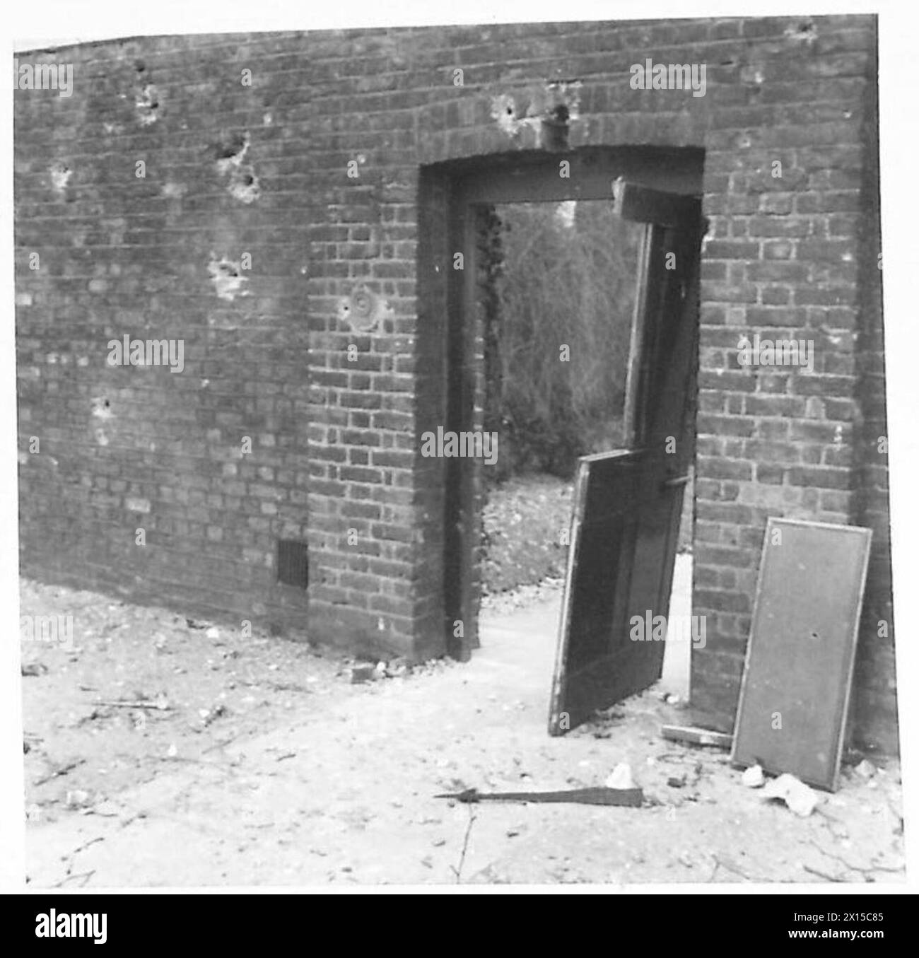 NO.10, DIE BEIM RAID BESCHÄDIGT WURDE - Bombenexplosion war verantwortlich für diese beschädigte Tür, die vom Garten von No.10 zur britischen Horse Guards führte Stockfoto