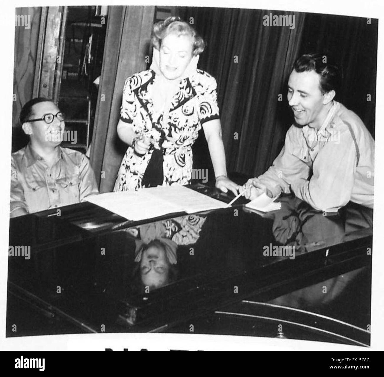 Im Garrison Theatre in Nordafrika probt Gracie Fields eine Show mit Teddie Holmes am Klavier und Henry Caldwell produziert und kompèring. Stockfoto Im Garrison Theatre in Nordafrika probt Gracie Fields eine Show mit Teddie Holmes am Klavier und Henry Caldwell produziert und kompèring. Stockfoto