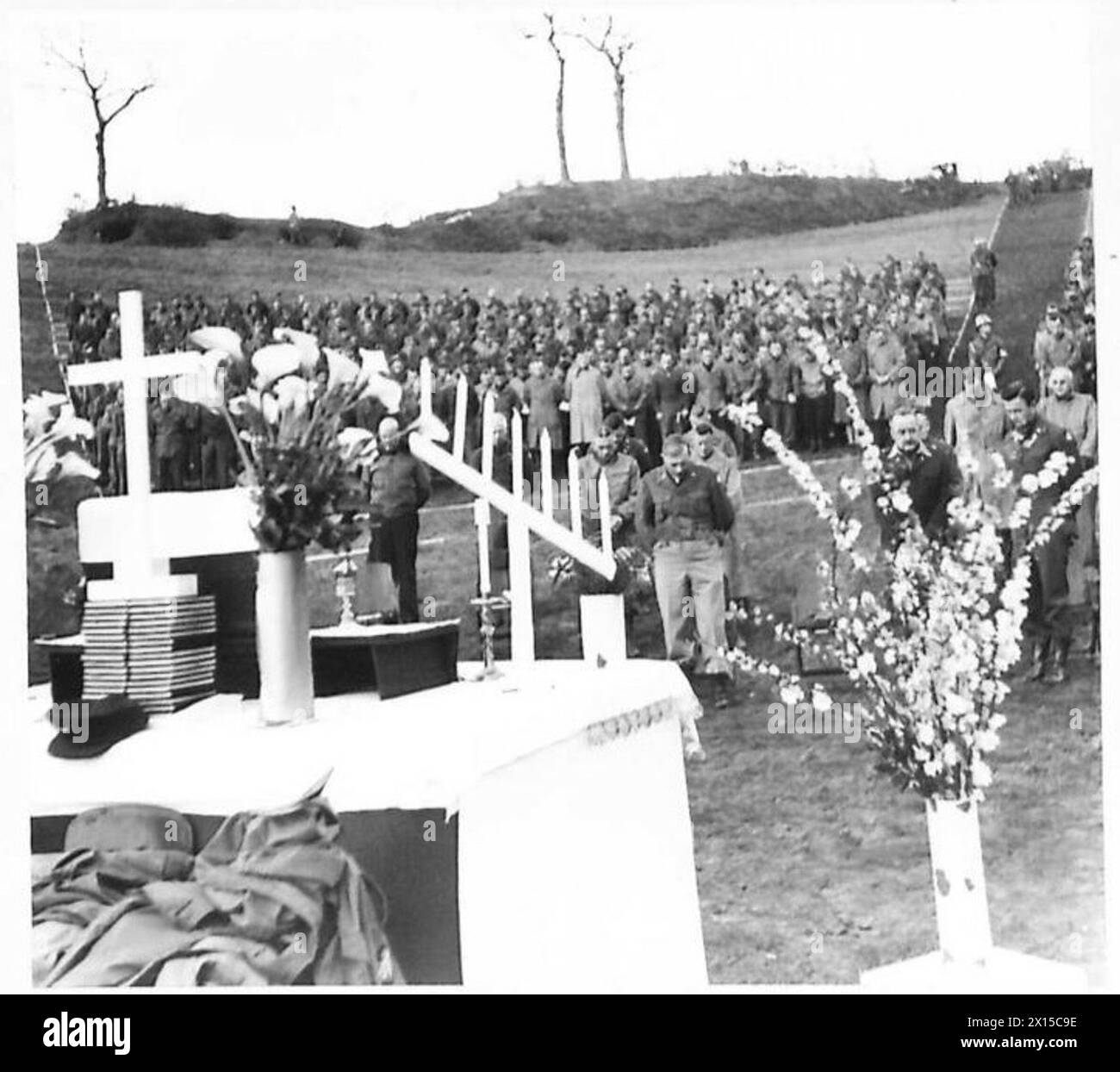 Die Versammlung der Mitarbeiter der Fünften Armee nimmt an einem Ostermorgendgottesdienst Teil, wobei der Altar im Vordergrund sichtbar ist. Stockfoto