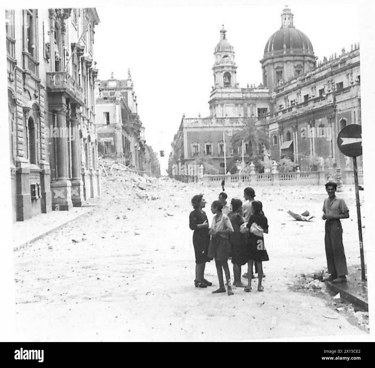 CATANIA : SZENEN IN DER STADT NACH DEM EINZUG DER 8. ARMEE - Eine kleine Gruppe von Menschen in einer der Straßen, in denen unsere Truppen in die britische Armee eintraten Stockfoto