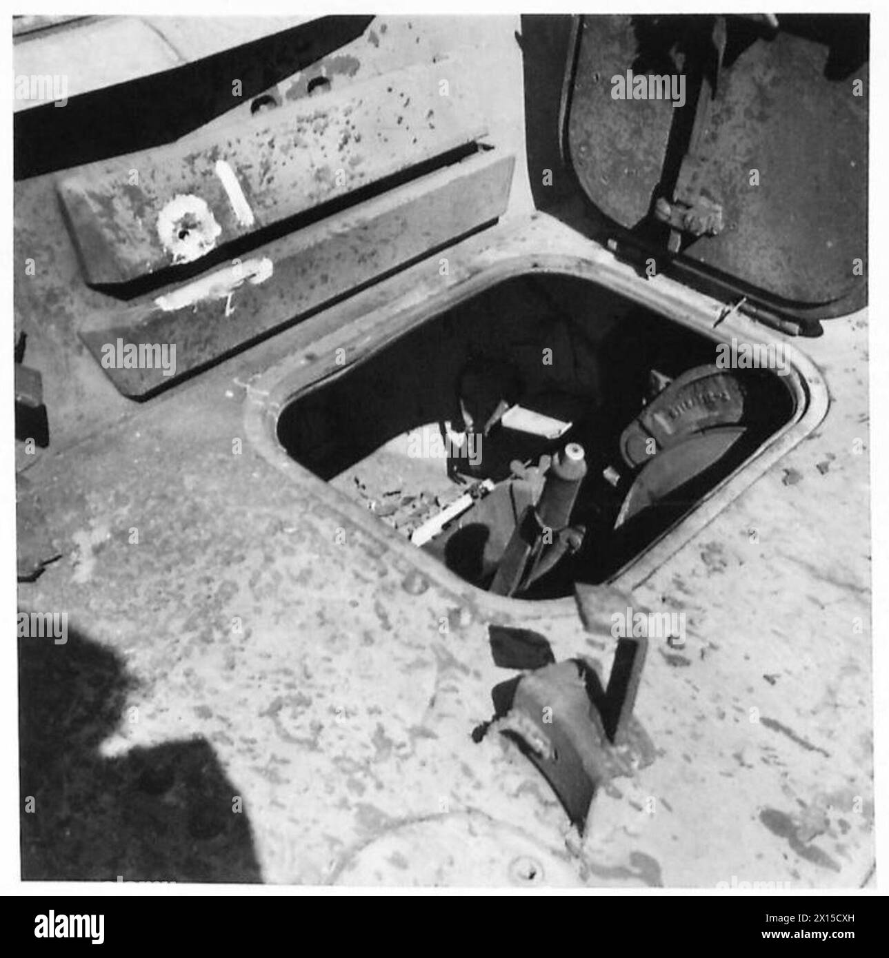 Eine neue Panzerabwehrbombe, Penetration 1, explodiert vor dem Fahrer in Nordafrika und zerstört Fahrzeugtür und -Schloss. Stockfoto