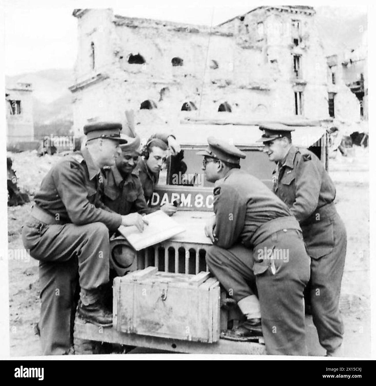 Captain R.N.L. Taff, Captain M.Y. Khan, Jemadar FAZ Aldin, RSM D. stark und L/CPL G. Boulton diskutieren Routen für die operative Nutzung mit der British Indian Provost Company, Fünfte Armee in Italien. Stockfoto