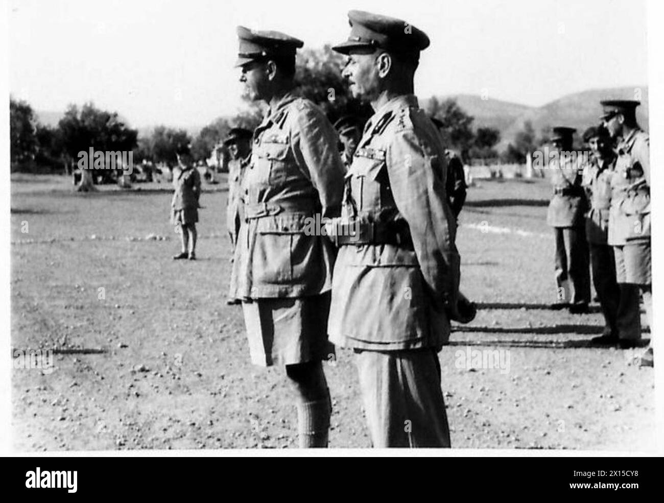 FELDMARSCHALL ALEXANDER BESUCHT GRIECHENLAND – der Feldmarschall, zusammen mit dem Kommandanten der Schule, beobachtet Übungen der britischen Armee Stockfoto