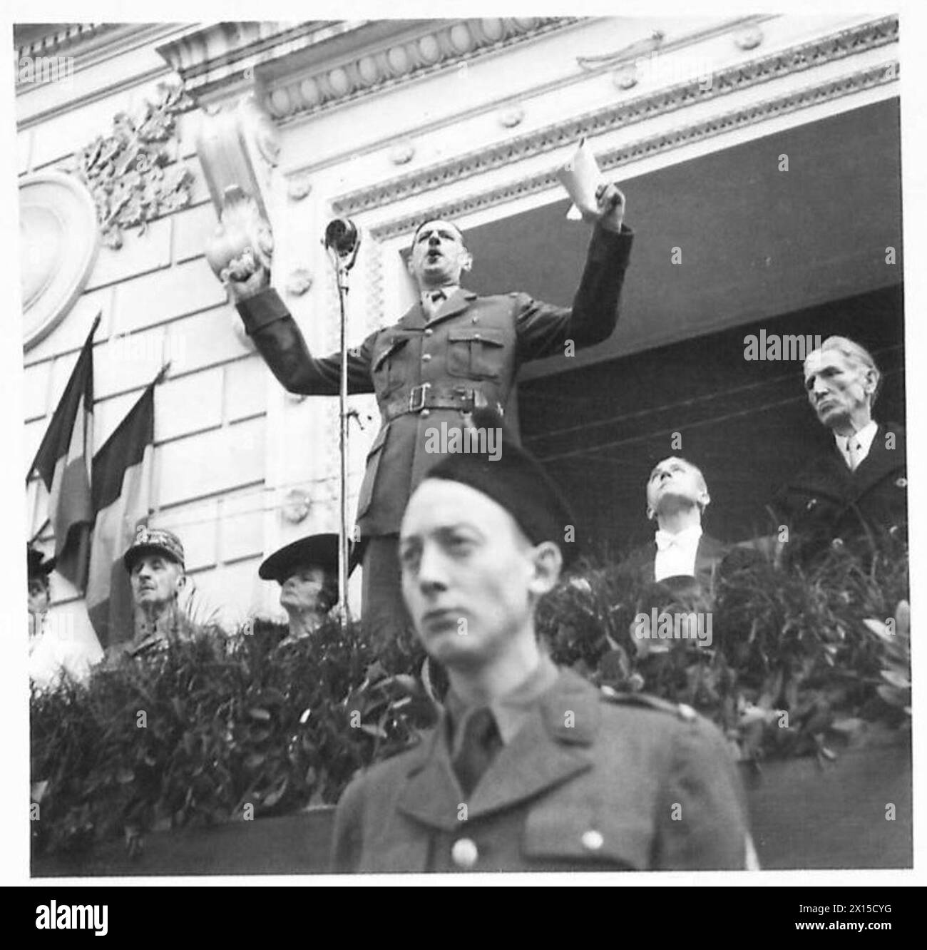 General de Gaulle ehrt einen französischen Helden während einer Rede in Nordafrika im Rahmen der Britischen Armee-Zeremonien. Stockfoto