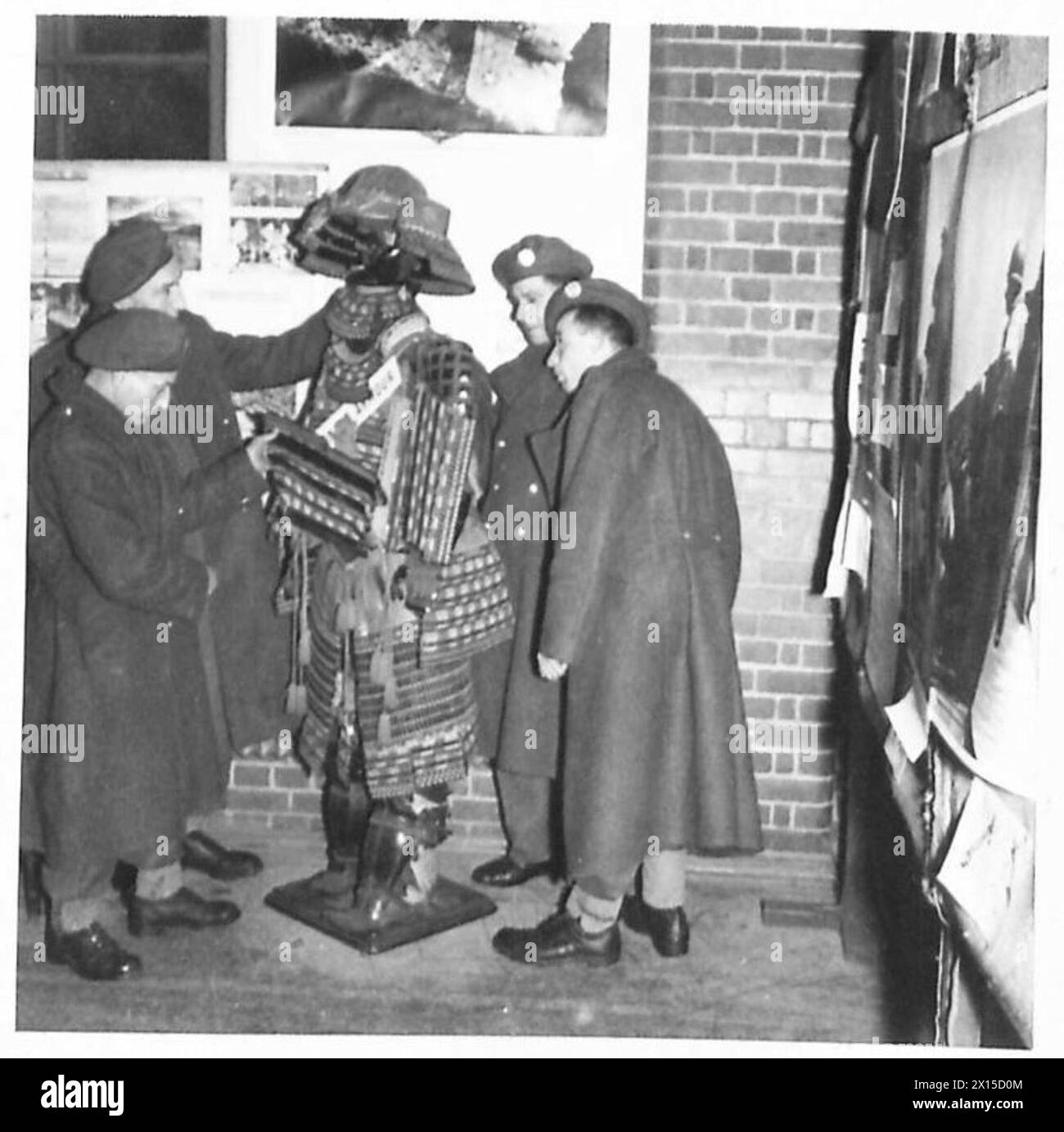 Britische Armee-Truppen besichtigen verschiedene Exponate auf der Far East Exhibition. Stockfoto