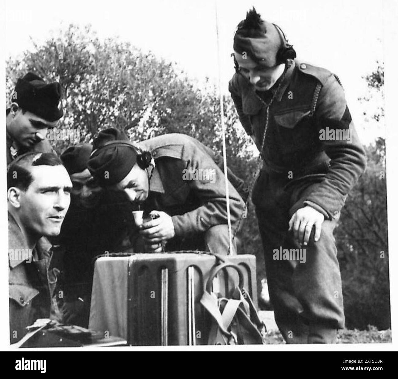 Französische Rekruten erhalten Anweisungen von einem britischen NCO auf einem Funkgerät. Sie tragen britische Uniformen mit französischem Casque und Futtermütze, die mit roten, weißen und blauen Blitzen markiert sind, und werden mit britischer Ausrüstung von erfahrenen NCOs in Nordafrika, der britischen Armee, der 1. Armee, der französischen Armee, Tabarka, 17. Januar 1943. Stockfoto