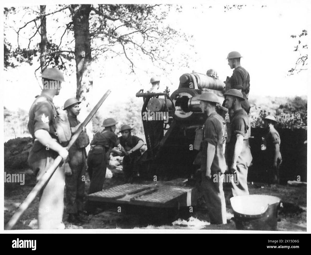 Ein 9,2-Zoll-Küstengewehr auf dem Hastings Pier ist mit einem Geschoss im Rahmen der Küstenverteidigungsoperationen der British Army beladen. Stockfoto