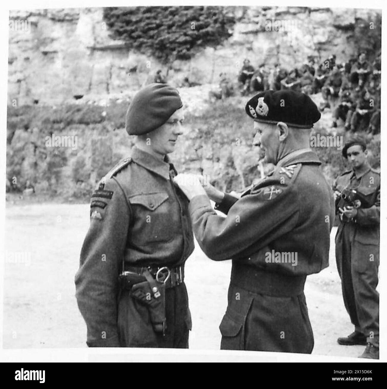 Marine M. Green von 45 R.M., Commando, 1. SS-Brigade, erhält die Militärmedaille während der Operationen der britischen Armee in Nordwesteuropa von 1944 bis 1945. Stockfoto