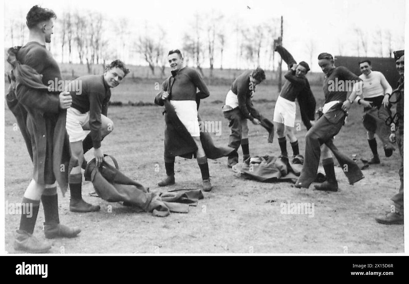 Polnische Soldaten der 1. Schützenbrigade, 1. Polnisches Korps, werden nach einem Fußballspiel in Tentsmuir, Schottland, in Uniformen gezeigt, was das Freizeit- und Alltagsleben der Truppen in Großbritannien veranschaulicht. Stockfoto