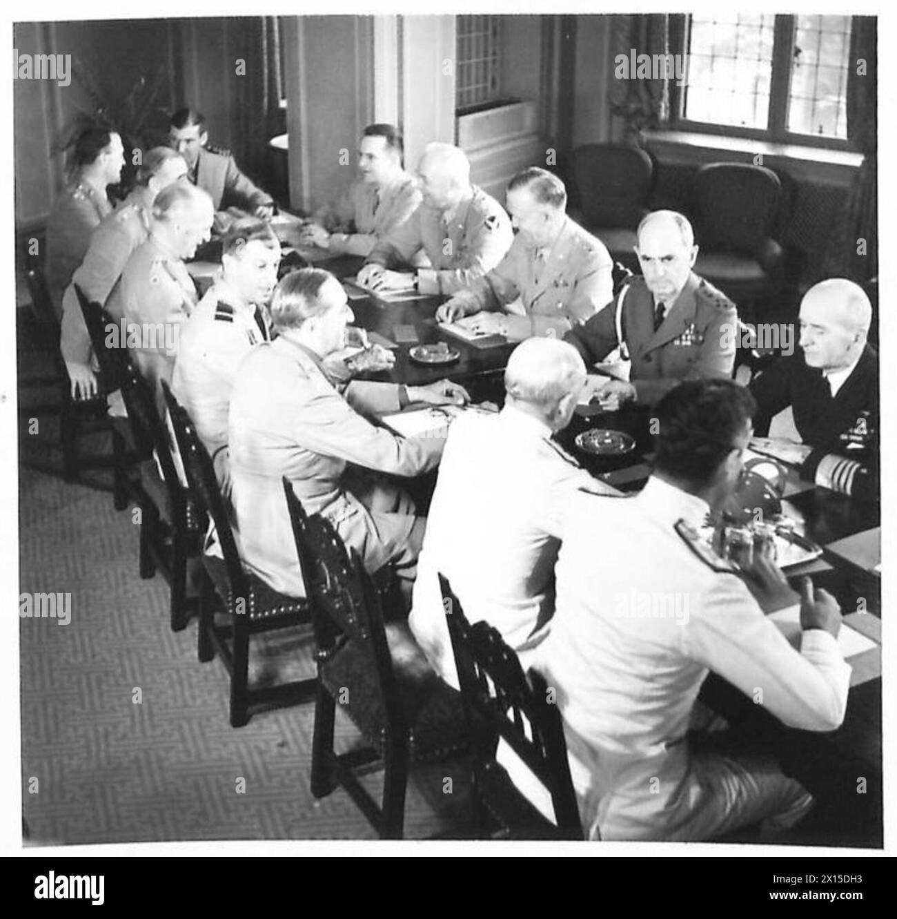 Zu einem Treffen der britischen und US-Stabschefs in Quebec gehören hochrangige Militärführer aus Marine, Armee und Luftwaffe, die kombinierte Operationen und strategische Planung während des Zweiten Weltkriegs diskutieren Stockfoto