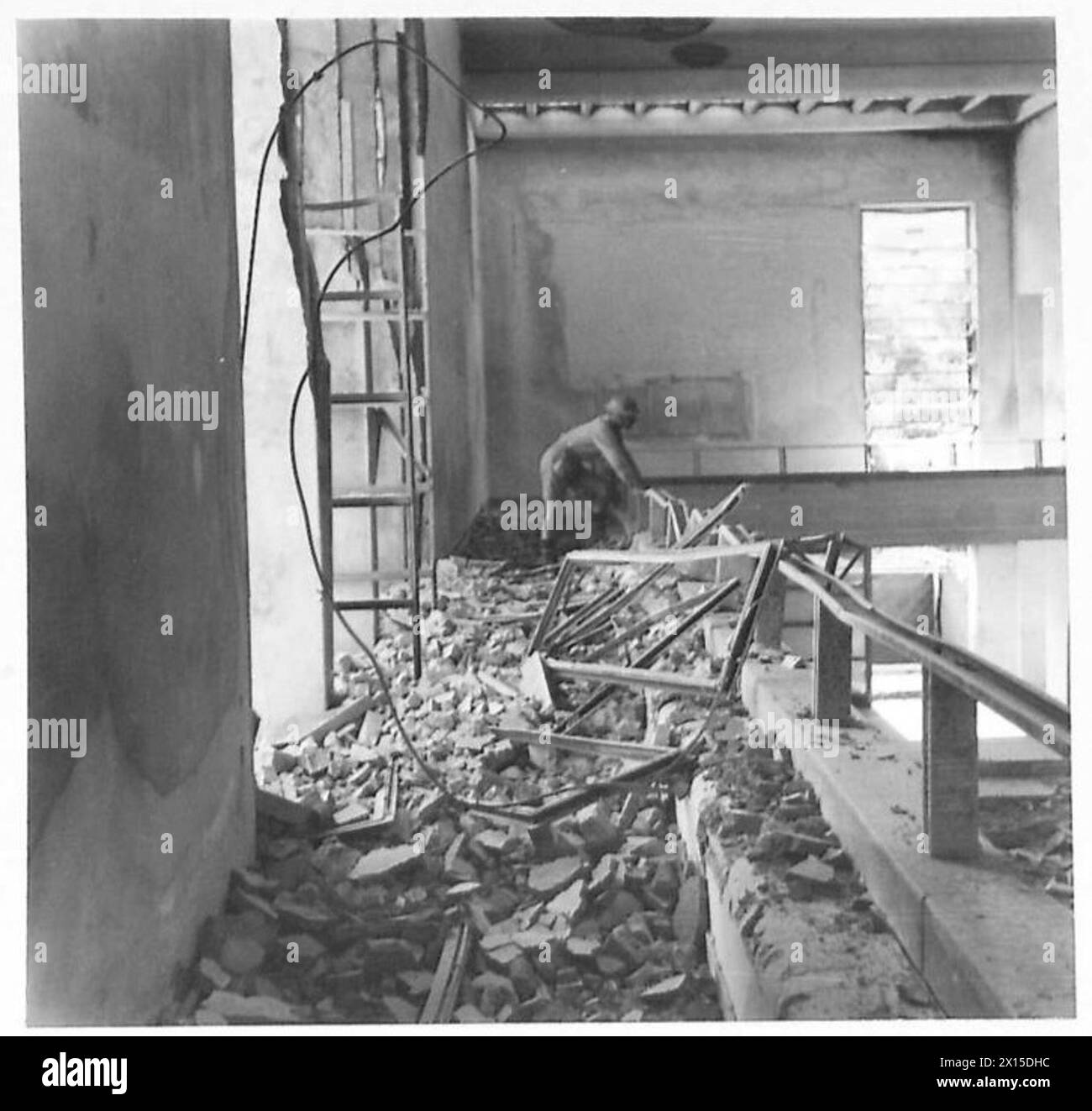 Verdrehtes Metall und gebrochene Säulen in einem italienischen Museum zeigen die Zerstörung durch die Nazi-Truppen während des Zweiten Weltkriegs Stockfoto